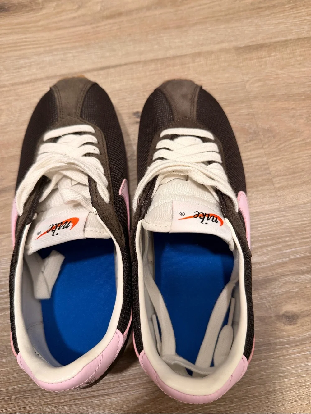 Nike Women's Retro Runner in Black with Pink Swoosh